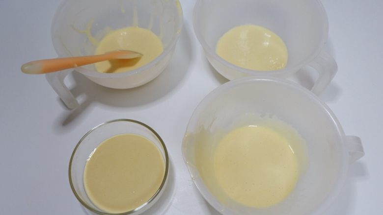 彩虹蕾丝蛋饼,平均分成4份,大约90g左右每份