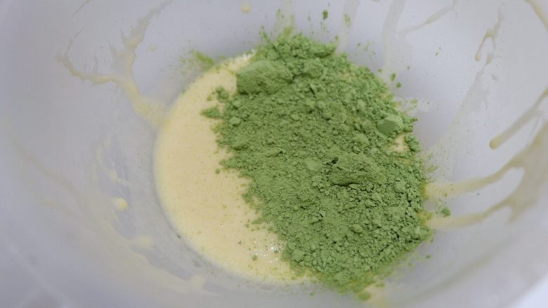 彩虹蕾丝蛋饼,绿色面糊,加入3g麦青粉(抹茶粉也可以)
