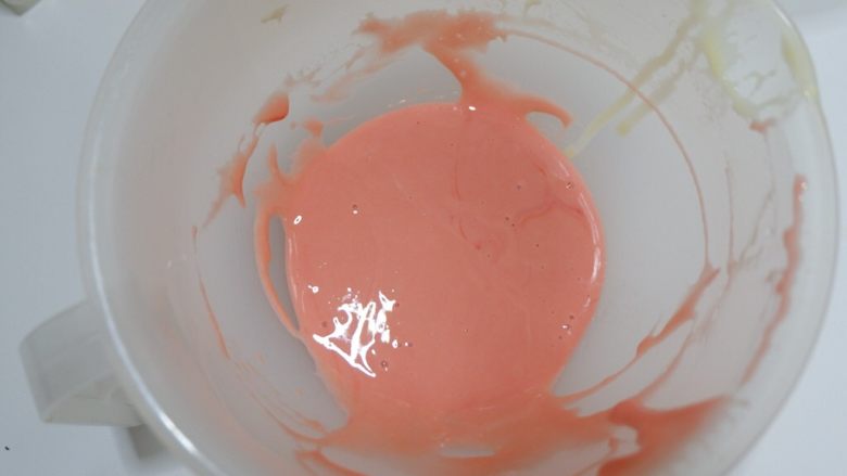 彩虹蕾丝蛋饼,搅拌均匀,如果觉得面糊比较干,可以在加入5g牛奶调和。