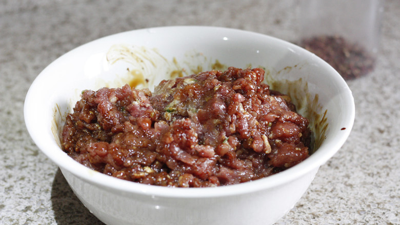 甜脆香酥的猪肉脯,将500g<a style='color:red;display:inline-block;' href='/shicai/ 11224'>猪里脊</a>搅成肉馅,腌料部分所有材料一次性加入其中。