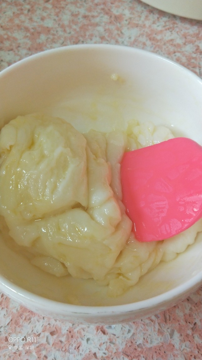 奥利奥雪媚娘,用硅胶铲翻拌,把黄油都揉进糕体里