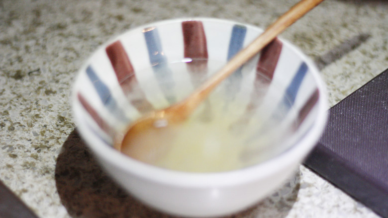 甜脆香酥的猪肉脯,<a style='color:red;display:inline-block;' href='/shicai/ 865'>蜂蜜</a>倒入碗中,加入适量清水稀释