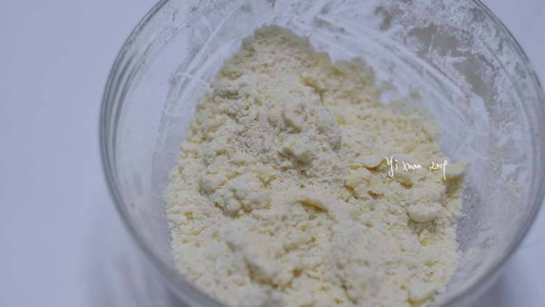 清新草莓挞,加入挞皮的粉类,用手搓均匀