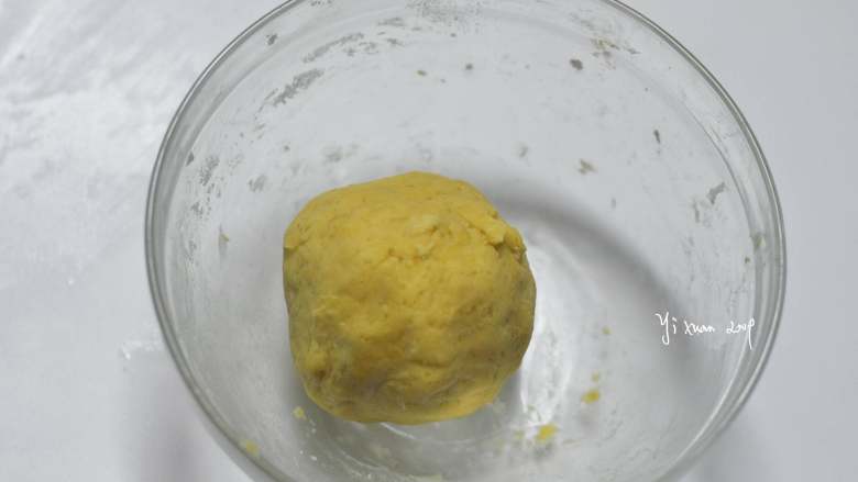 清新草莓挞,用手轻轻揉成一个面团,混合均匀成团后就不用揉了,盖上保鲜膜放冰箱冷藏松弛一个小时