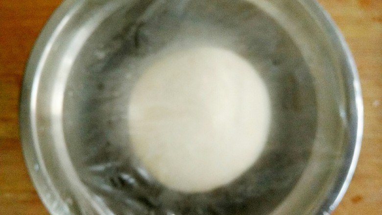香肠卷&花卷,将面团揉光,盖保鲜膜醒发。