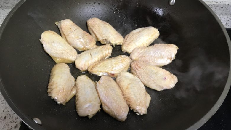 可乐鸡翅,油热八分左右,放入鸡翅