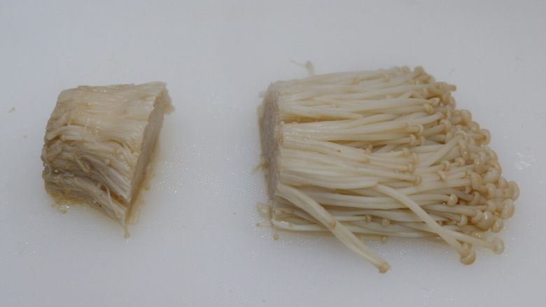 金针菇白玉卷(无油),好了,现在来切去根部。
看,这样出来的金针菇是非常整齐的,而不是从锅中捞出的乱七八糟的一大坨。
这样一会用一点撕下来一点,好看干净省时间。
我没有强迫症,但是这个小窍门真的很好用。