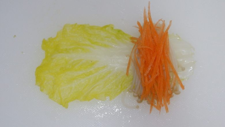 金针菇白玉卷(无油),在铺上少许胡萝卜丝