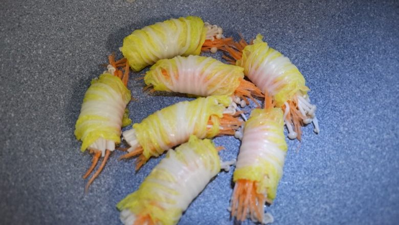 金针菇白玉卷(无油),放入锅中,先不要开火哦。
等全部放完在开火