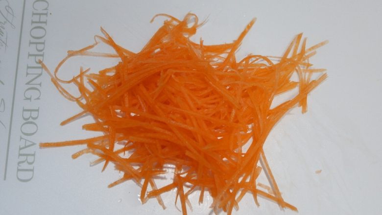金针菇白玉卷(无油),<a style='color:red;display:inline-block;' href='/shicai/ 25'>胡萝卜</a>擦成丝