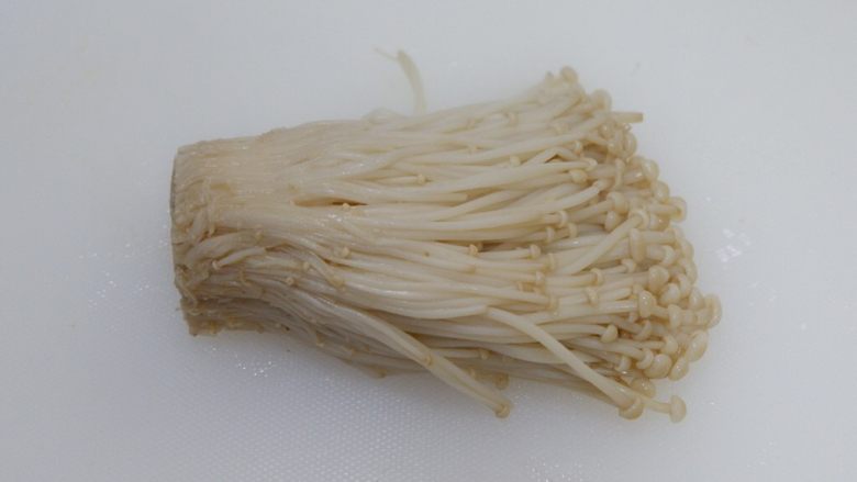 金针菇白玉卷(无油),放到菜板上