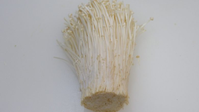 金针菇白玉卷(无油),<a style='color:red;display:inline-block;' href='/shicai/ 234'>金针菇</a>不要切去根部哦。直接这样洗干净。
这是小窍门的第一步