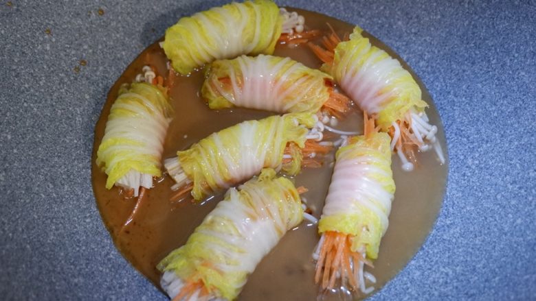 金针菇白玉卷(无油),酱汁能没过菜卷的一半就可以了,不要拿铲子翻动哦