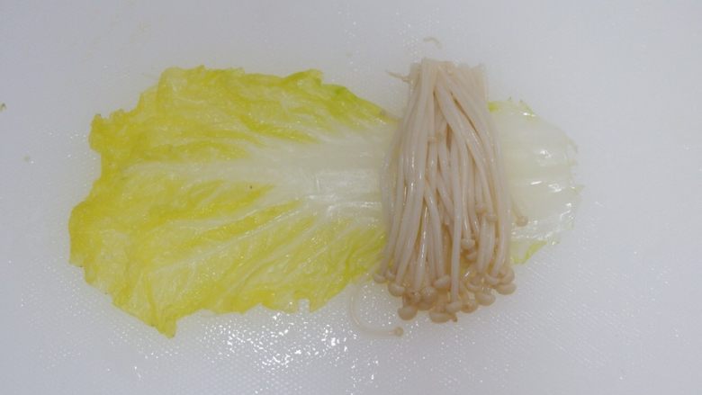 金针菇白玉卷(无油),揪一撮金针菇下来,铺在根部
金针菇是不是很整齐?毫不费力。
