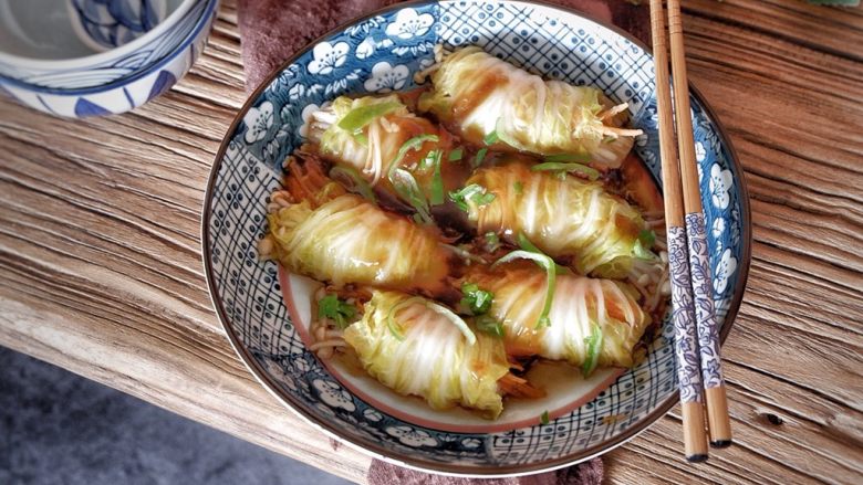金针菇白玉卷(无油),用筷子夹到盘子里,剩余的酱汁淋上,撒上点葱末,张嘴?