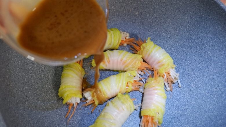 金针菇白玉卷(无油),好了开火,倒入酱汁