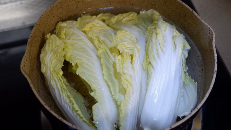 金针菇白玉卷(无油),锅中烧开水,先放入娃娃菜
