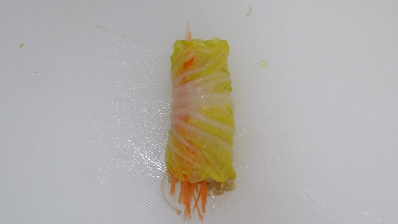 金针菇白玉卷(无油),从右向左卷起来。