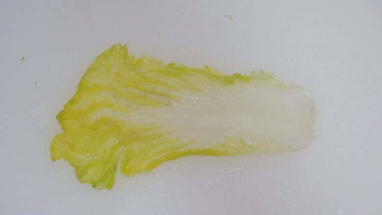 金针菇白玉卷(无油),取一片叶子,铺平整