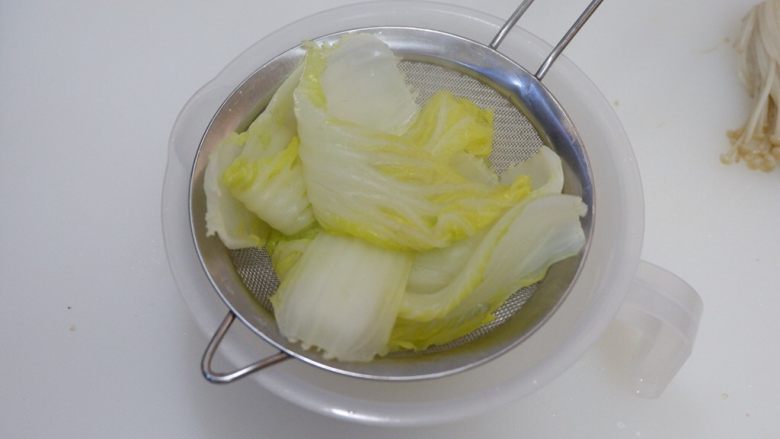 金针菇白玉卷(无油),娃娃菜捞出沥干水份