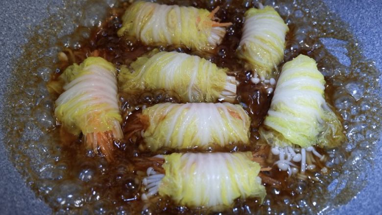 金针菇白玉卷(无油),转中火,将汤汁煮到浓稠。OK关火