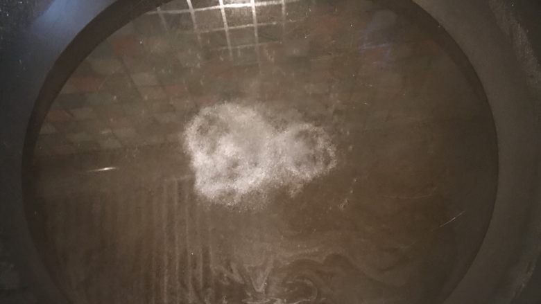 黑发小女孩意面,锅里放一勺盐,烧开水