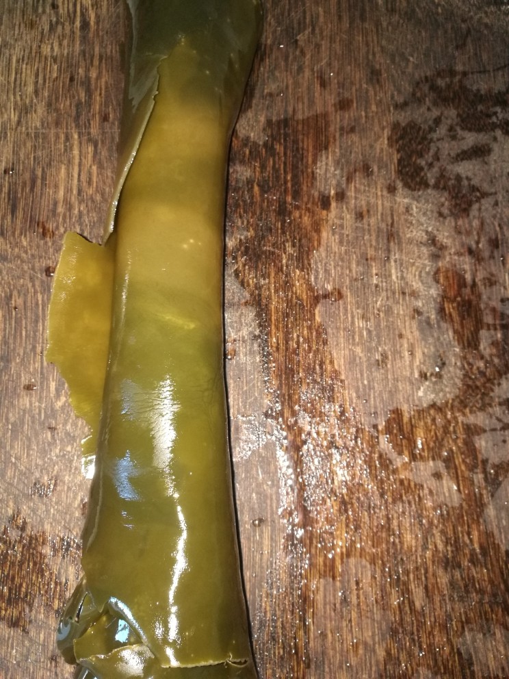 凉拌海带,泡发的海带洗净后卷起来