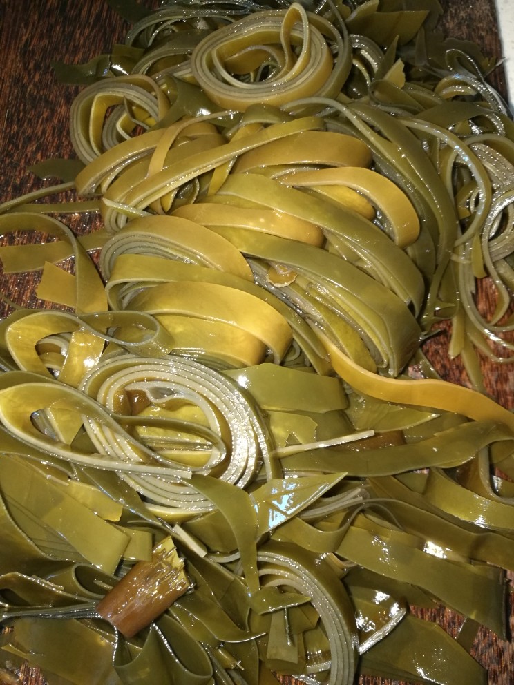 凉拌海带,切成海带丝，我切的比较粗，切细一点会更好