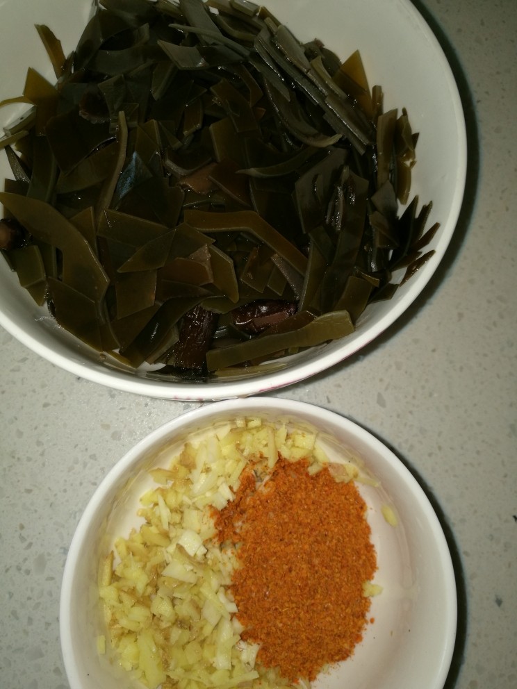 凉拌海带,煮好的海带捞出沥干水份放大碗里，蒜和<a style='color:red;display:inline-block;' href='/shicai/ 2800'>生姜</a>切碎和<a style='color:red;display:inline-block;' href='/shicai/ 761'>辣椒粉</a>放在小碗里