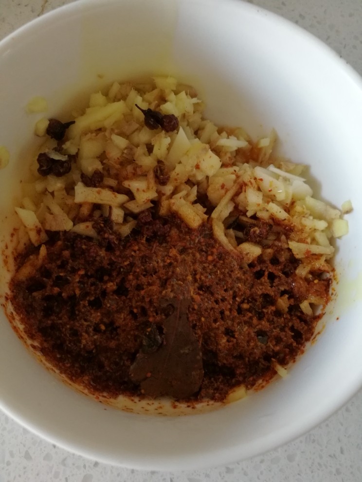 凉拌海带,油淋到调料碗里，一股香味飘散出来