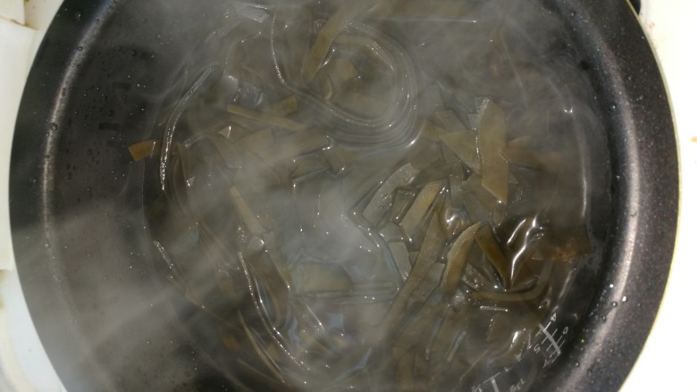 凉拌海带,电饭锅里加盐放入海带煮15分钟