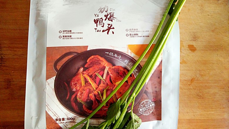 干锅鸭头,将一袋卤鸭头(半成品)解冻。