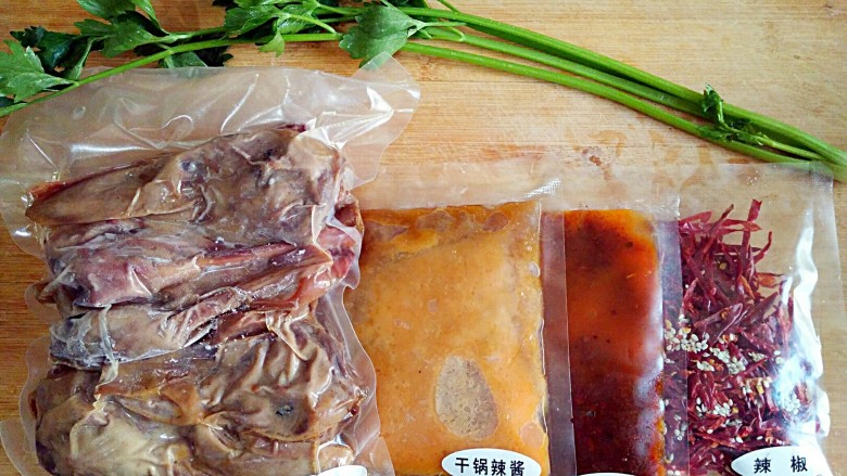 干锅鸭头,之所以说10分钟搞定一道硬菜,那我们打开袋子看一下,里面有熟的鸭头一袋,干锅辣酱1袋,火锅辣酱1袋,干辣椒丝和白芝麻一袋,料非常的齐全,下锅翻炒两下就能上桌了,快手美味,厨房小白也完全能够驾驭。