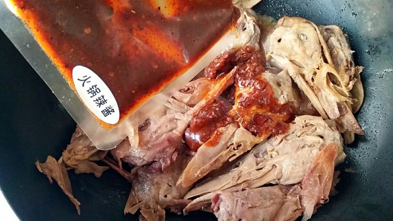 干锅鸭头,加入火锅辣酱。(配有干锅辣酱和火锅辣酱两种,根据个人口味选择就好,我直接加了火锅辣酱,方便先吃后涮)