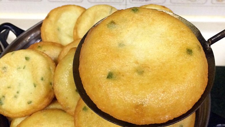 福建小吃—油饼,炸好的油饼从锅内捞起控油,稍微放凉后即可食用。这个量可以制作约90块的油饼,大家可以取1/3的量先试试做下。