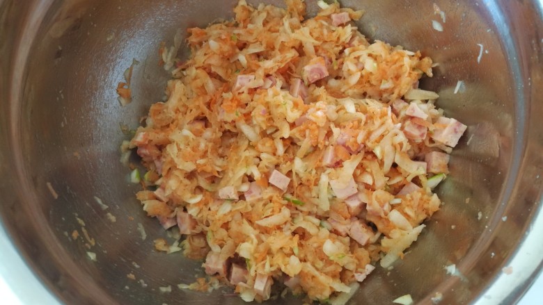 火腿萝卜丝饼,再加入两种萝卜丝,火腿丁,葱花,混合好后备用