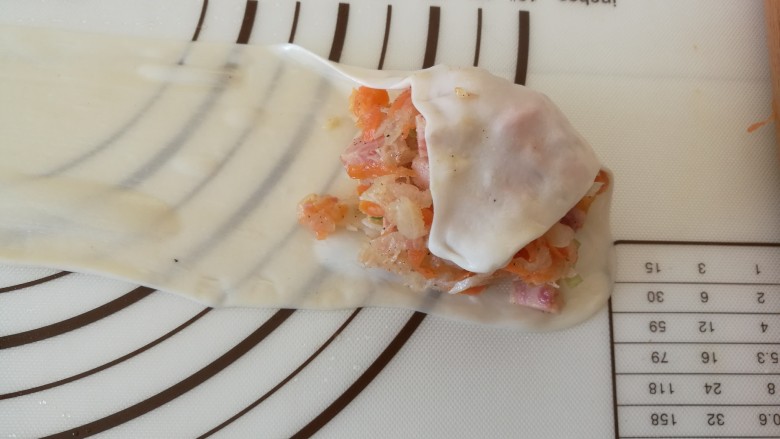 火腿萝卜丝饼,把馅料放在面团右上方