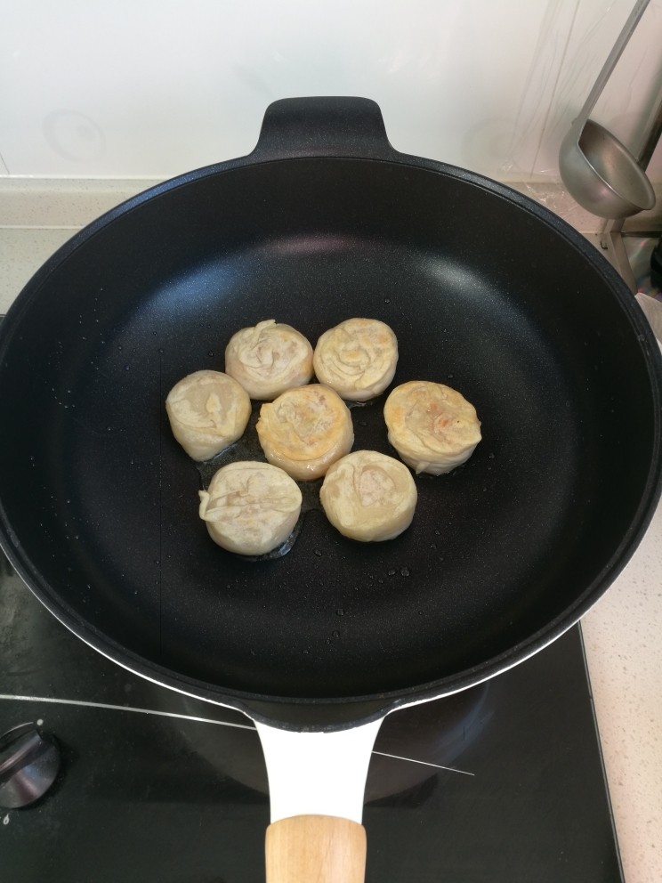 火腿萝卜丝饼,煎至金黄色上色,两面鼓起就好了
