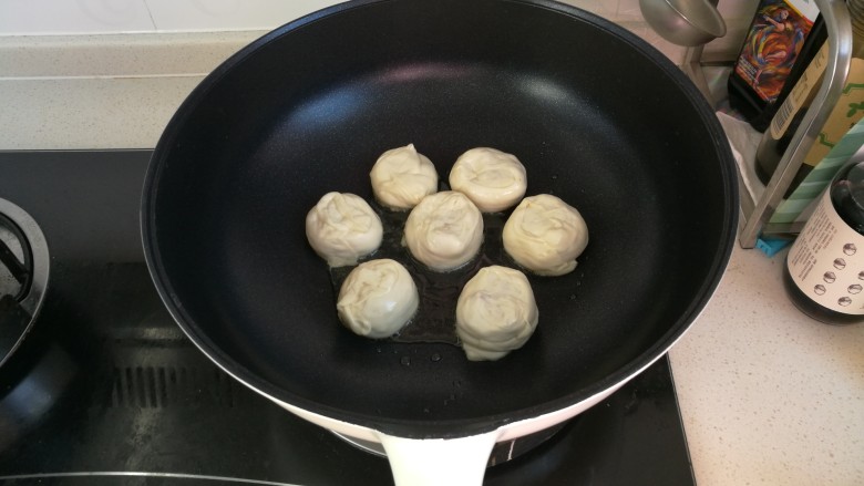 火腿萝卜丝饼,把馅饼放入锅中,轻轻按压,压平