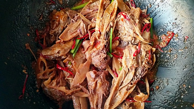 干锅鸭头,大火翻炒一下,火锅辣酱味道很足,其他的调味料就不用加了。