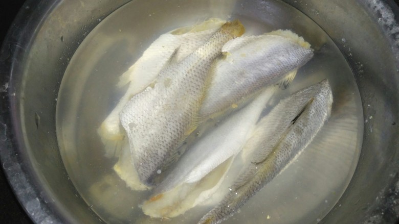 咸鱼豆腐煲,<a style='color:red;display:inline-block;' href='/shicai/ 353'>咸鱼</a>清水泡上一天,中间换水两三次,去除部分咸味。