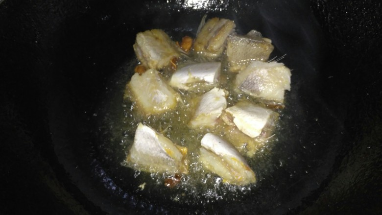 咸鱼豆腐煲,油热之后,再把鱼块放入煎至焦黄,鱼盛出备用