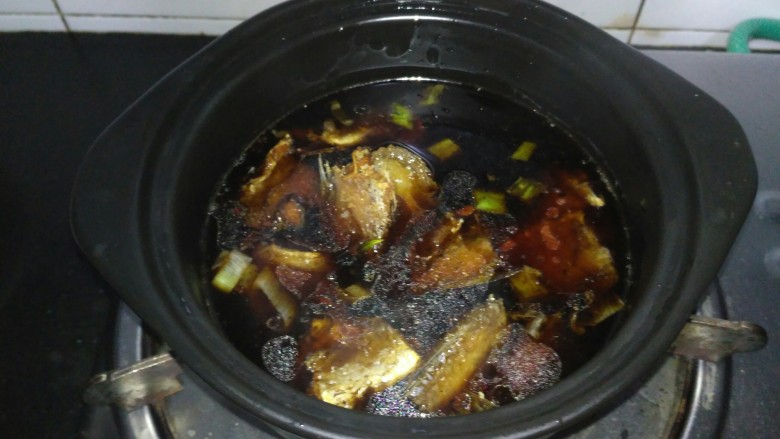 咸鱼豆腐煲,酱汁转入砂锅,鱼块放入