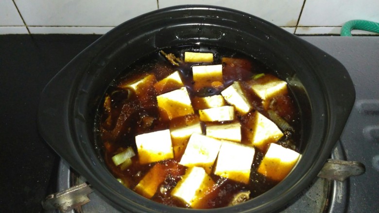 咸鱼豆腐煲,豆腐放入,中火烧开,小火焖煮10分钟
