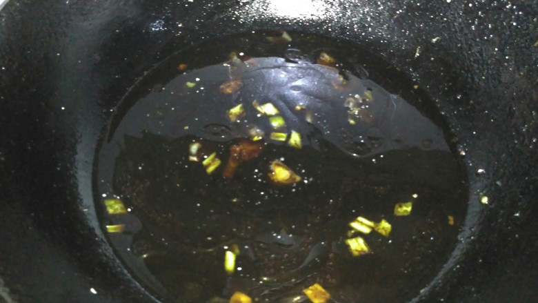 咸鱼豆腐煲,加适量水,少许盐,烧开
