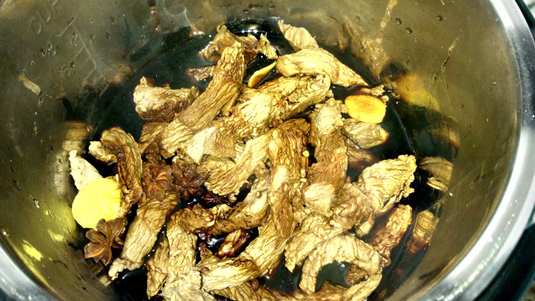 陈皮牛肉=》业内资深吃货小伙伴良心推荐,捞出，洗净，放入锅中。放生姜，八角茴香，花椒，<a style='color:red;display:inline-block;' href='/shicai/ 718'>料酒</a>，<a style='color:red;display:inline-block;' href='/shicai/ 135263'>老抽酱油</a>，<a style='color:red;display:inline-block;' href='/shicai/ 135324'>生抽酱油</a>，用高压锅焖煮25分钟。
