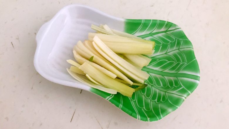 快手菜 水煮羊肉片,<a style='color:red;display:inline-block;' href='/shicai/ 138'>大葱</a>切成丝