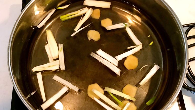 快手菜 水煮羊肉片,锅里加入冷水,放入姜片和葱丝,水开后煮5分钟