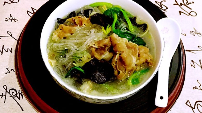 快手菜 水煮羊肉片,家常水煮羊肉片清爽鲜嫩,吃上一碗暖身暖胃,非常适合冬季食用~