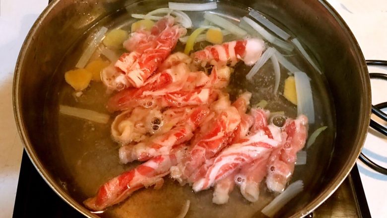 快手菜 水煮羊肉片,加入羊肉片煮2分钟